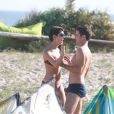Sophie Charlotte e Daniel de Oliveira gravam 'O Rebu' na praia da Barra da Tijuca, no Rio de Janeiro