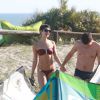 Sophie Charlotte e Daniel de Oliveira gravam 'O Rebu' na praia da Barra da Tijuca, no Rio de Janeiro
