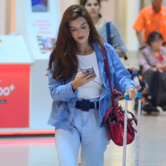 Giovanna Lancellotti aposta em chunky sneakers e look jeans para viajar