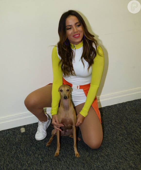 Anitta posou com um de seus cachorros no camarim