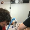 Lucas Lima brinca ao fazer uma nova tatuagem