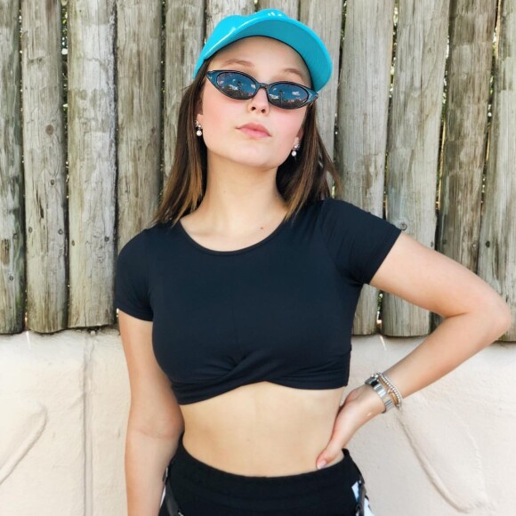 Larissa Manoela se irritou com uma seguidora do Instagram neste domingo, 14 de outubro de 2018