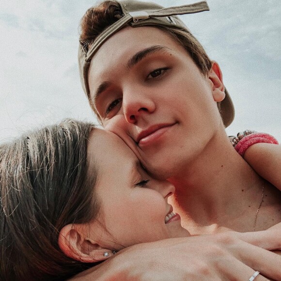 Leo Cidade fez uma declaração de amor pelos 10 meses de namoro com Larissa Manoela e uma fã escreveu que preferia a artista com o ex João Guilherme