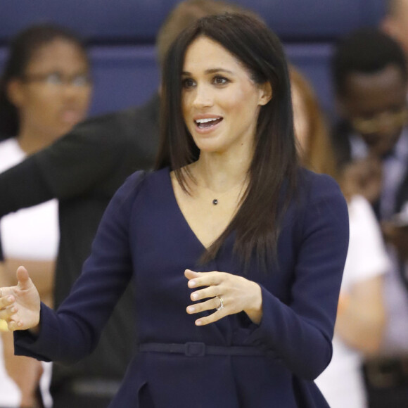Para disfarçar a gravidez, Meghan Markle usou uma blusa de babados longos e soltinhos em um evento na Inglaterra no dia 24 de setembro