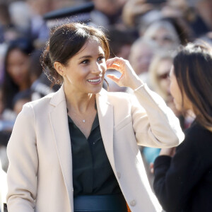 No dia 3 de outubro, durante um evento no Reino Unido, Meghan Markle usou uma saia de cintura bem alta para disfarçar a barriga de grávida