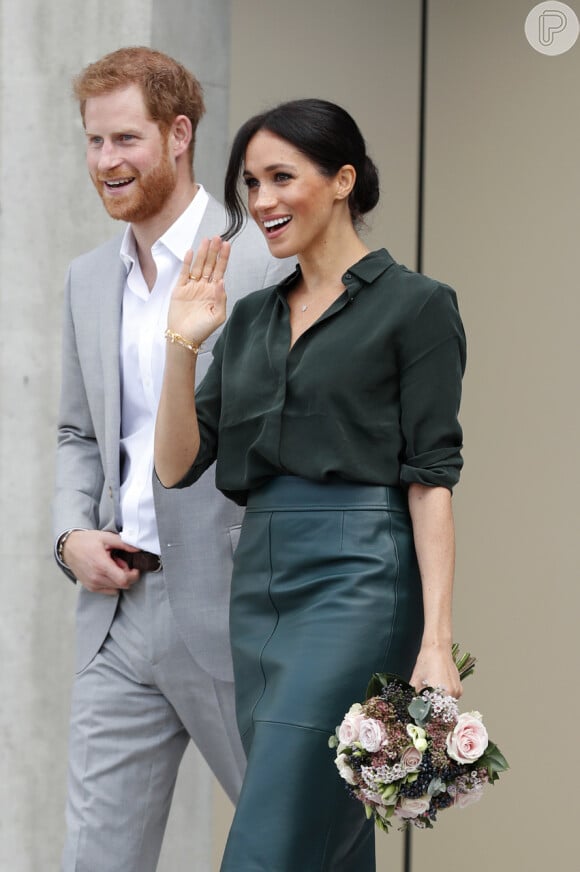 O modelo da saia lápis usada por Meghan Markle no início de outubro deixava a cintura marcada mas a área da barriga de grávida mais soltinha