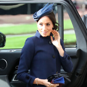 Meghan Markle apostou em um sobretudo azul-marinho da grife Givenchy para o casamento da princesa Eugenie de York com Jack Brooksbank no palácio de Windsor, na última sexta-feira, dia 12 de outubro de 2018