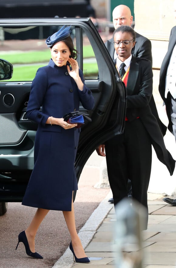 Meghan Markle apostou em um sobretudo azul-marinho da grife Givenchy para o casamento da princesa Eugenie de York com Jack Brooksbank no palácio de Windsor, na última sexta-feira, dia 12 de outubro de 2018