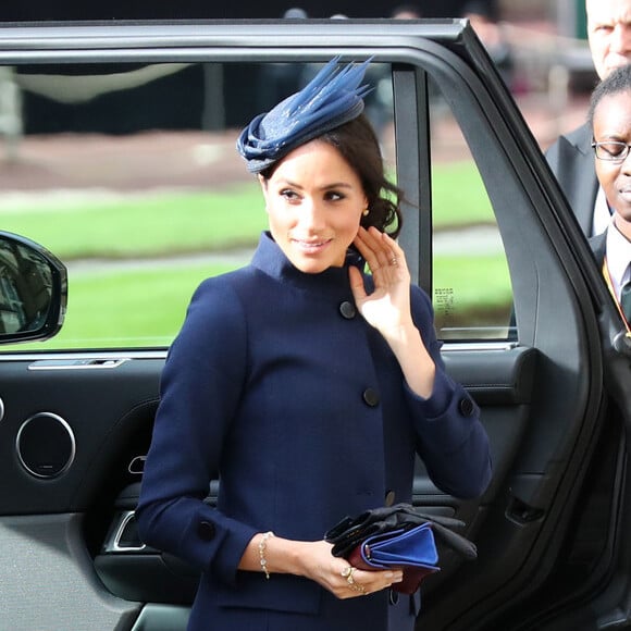 Meghan Markle apostou em um sobretudo azul-marinho da grife Givenchy para o casamento da princesa Eugenie de York com Jack Brooksbank no palácio de Windsor, na última sexta-feira, dia 12 de outubro de 2018