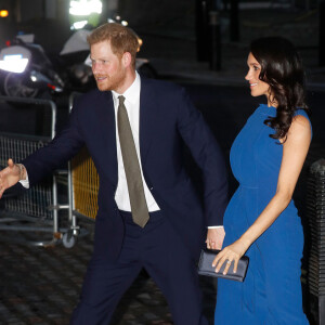 O vestido azul acinturado e mais justinho usado por Meghan Markle no dia 6 de setembro gerou desconfiança da gravidez