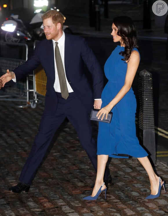 O vestido azul acinturado e mais justinho usado por Meghan Markle no dia 6 de setembro gerou desconfiança da gravidez