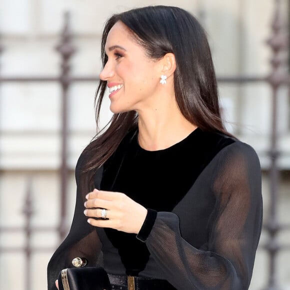 Já grávida, no dia 25 de setembro de 2018, Meghan Markle apostou no vestido preto com um cinto acima da barriga 