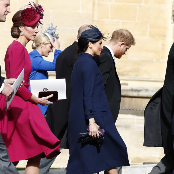 O sobretudo azul-marinho Givenchy disfarçou a barriga de Meghan Markle durante o casamento da princesa Eugenie de York com Jac Brooksbank, no dia 12 de outubro de 2018
Meghan Markle