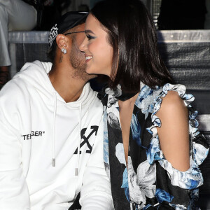 Bruna Marquezine e Neymar recentemente assistiram ao desfile da Off-White na Semana de Moda de Paris