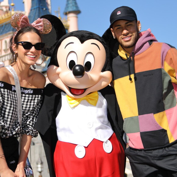Bruna Marquezine e Neymar foram fotografados em público pela última vez na Disney de Paris