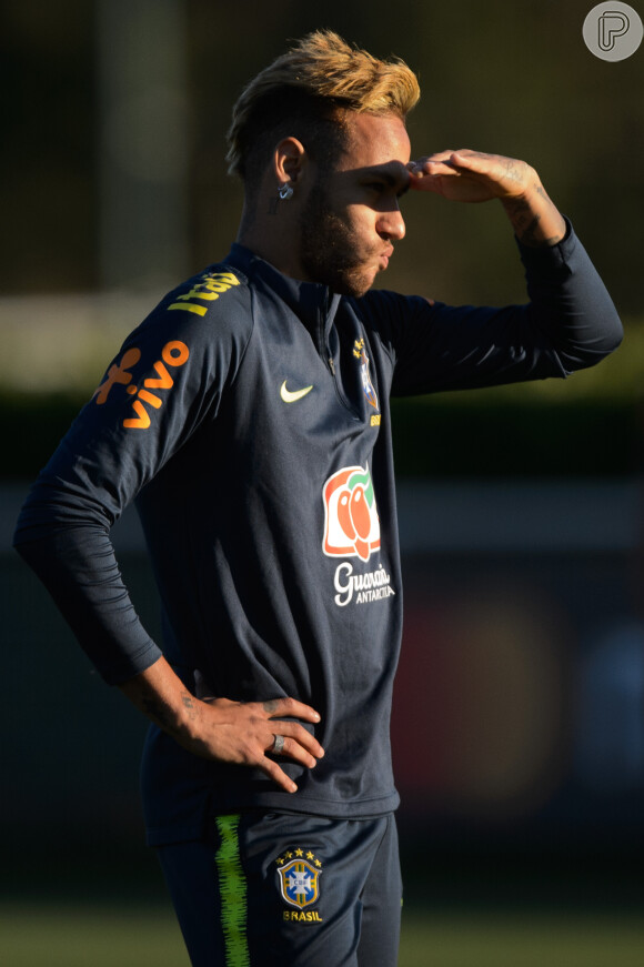 Neymar, no entanto, participou de um treino da Seleção usando um anel diferente da aliança que vinha usando com Marquezine, conforme foto do dia 09 de outubro de 2018