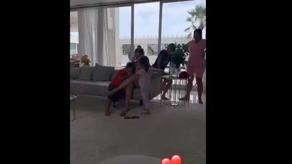 Wesley Safadão mostrou os filhos beijando o caçula Dom nesta segunda-feira, 15 de outubro de 2018