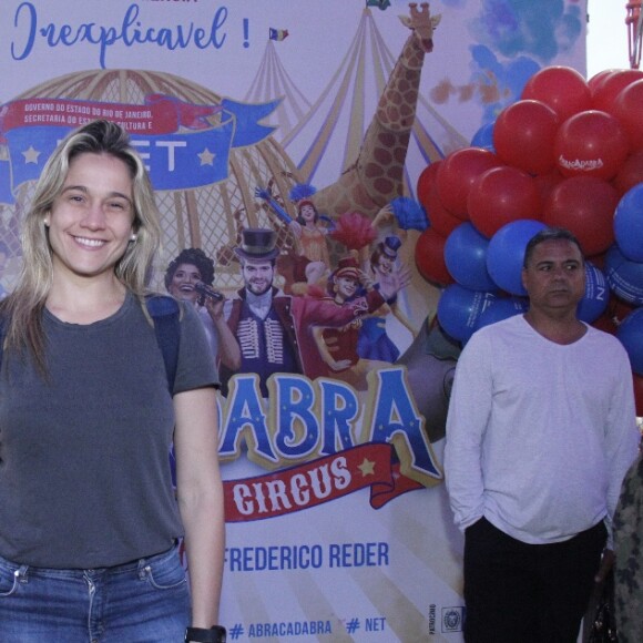 Fernanda Gentil posou sem os herdeiros ao chegar no espetáculo Abracadabra