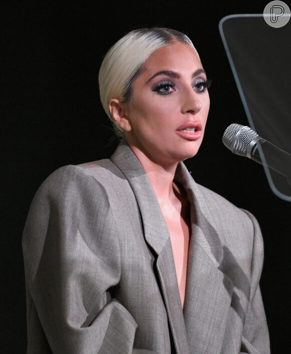 Lady Gaga contou que depois que sofreu assédio sexual quando tinha 19 anos, foi diagnosticada com TEPT e Fibromialgia