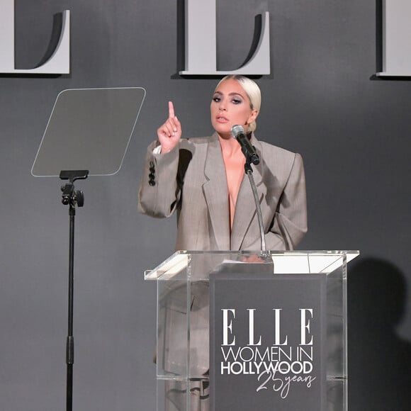 Lady Gaga contou que escolheu usar um terno masculino para o "Women In Hollywood" para evitar a ideia de que mulheres são objetos de beleza