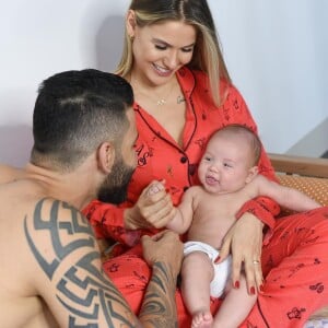 Filho de Andressa Suita e Gusttavo Lima, Samuel esbanjou fofura em foto com os pais