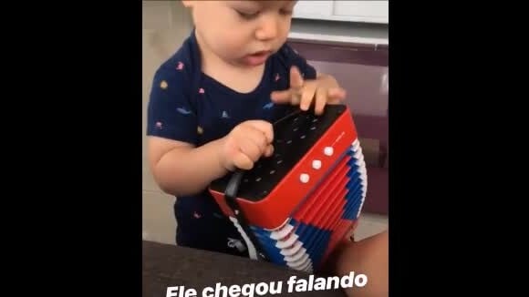 Thais Fersoza mostrou o filho, Teodoro, tocando uma sanfona de brinquedo nesta quarta-feira, 17 de outubro de 2018