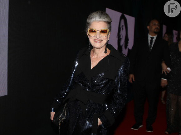 Constanza Pascolato é praticamente a guru da moda no Brasil! Com 78 anos, ela é colunista da revista Vogue há quase 30, e tem um olhar mega apurado sobre tendências de moda
