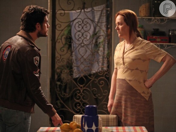 Rafael (Marco Pigossi) suborna Márcia (Christiana Guinle) para que ela mantenha o segredo e saia da cidade, mas Inês (Deborah Secco) a impede de ir embora, em 'Boogie Oogie'