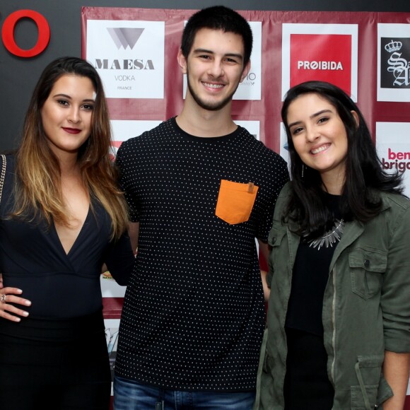 Fátima Bernardes também escrevia o nome nos uniformes dos filhos