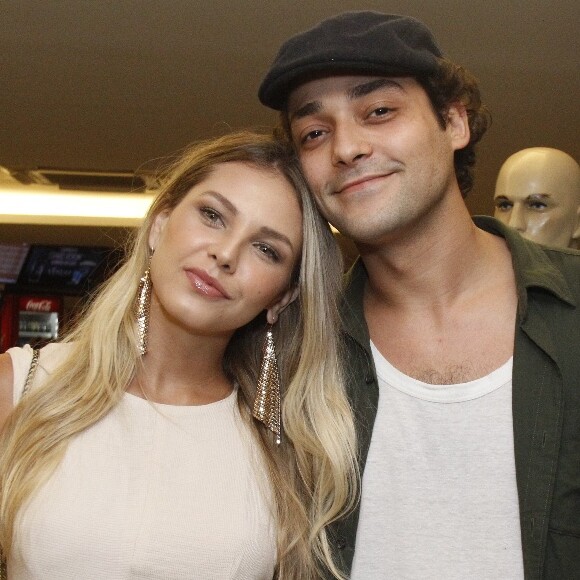 Eduardo Sterblitch levou a mulher, Louise D'Tuani, na pré-estreia do filme 'Chacrinha - O Velho Guerreiro', no shopping Rio Sul, zona sul do Rio, nesta quarta-feira, 17 de outubro de 2018