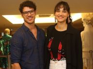 Débora Nascimento exibe novo visual, com franja, em pré-estreia de filme. Fotos!