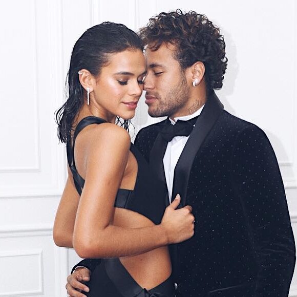 'Instagram não é vida real', disparou Marquezine após ser questionada por não usar aliança de namoro em fotos e vídeos