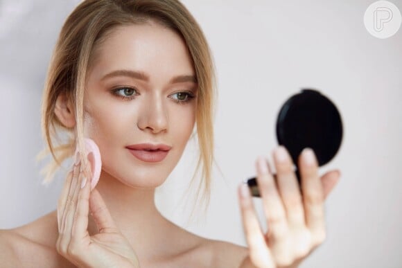 A dermatologista aconselha o uso de esponjas para passar o produto em pó