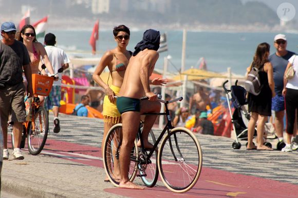 Sophie Charlotte e Daniel de Oliveira foram juntos à praia do Leblon, na Zona Sul do Rio de Janeiro, na tarde deste sábado, 23 de agosto de 2014