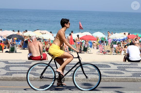 Sophie Charlotte e Daniel de Oliveira foram juntos à praia do Leblon, na Zona Sul do Rio de Janeiro, na tarde deste sábado, 23 de agosto de 2014