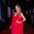 Thassia Naves optou por um look poderoso em rosa e vermelho
