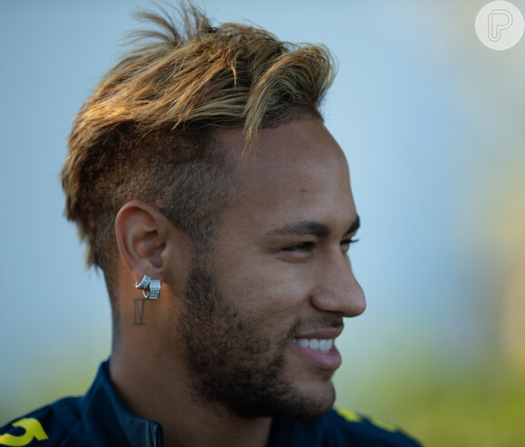 Solteiro, Neymar curtiu noite com ex-namorada em boate de Barcelona na madrugada desta sexta-feira, 19 de outubro de 2018