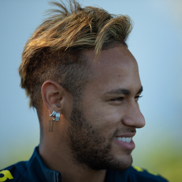 Solteiro, Neymar curtiu noite com ex-namorada em boate de Barcelona na madrugada desta sexta-feira, 19 de outubro de 2018