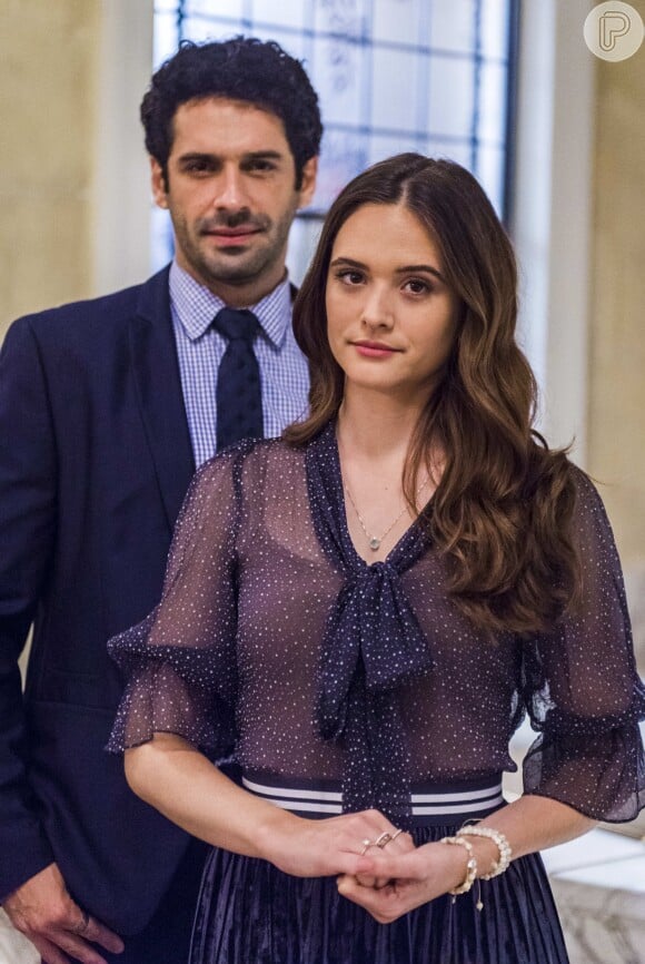 Na novela 'O Tempo Não Para', dom Sabino (Edson Celulari) salva Marocas (Juliana Paiva) de casamento forçado com Emílio (João Baldasserini)