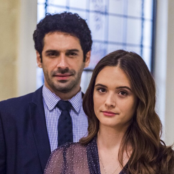 Na novela 'O Tempo Não Para', dom Sabino (Edson Celulari) salva Marocas (Juliana Paiva) de casamento forçado com Emílio (João Baldasserini)