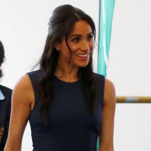 Pitada de navy e vintage: o estilo de Meghan Markle em visita à escola nesta sexta-feira, dia 19 de outubro de 2018