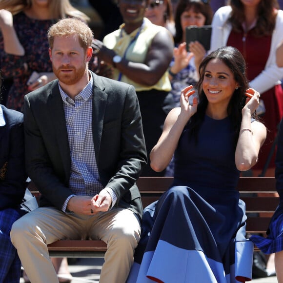 Meghan Markle visitou uma escola de ensino médio para meninas com o marido, Príncipe Harry