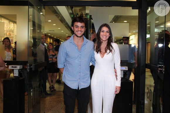 Felipe Simas, irmão de Bruno Gissoni, e a namorada, Mariana Uhlmann, prestigiaram a noite de apresentação da peça 'A História dos Amantes'