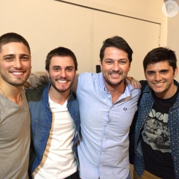 Fátima Bernardes postou uma foto dos atores com o diretor da peça, Marcelo Serrado e escreveu: 'Diversão'
