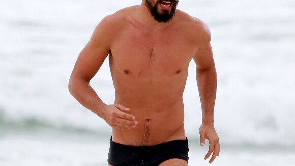 Cauã Reymond pratica exercícios e corre de sunga em praia do Rio. Fotos!