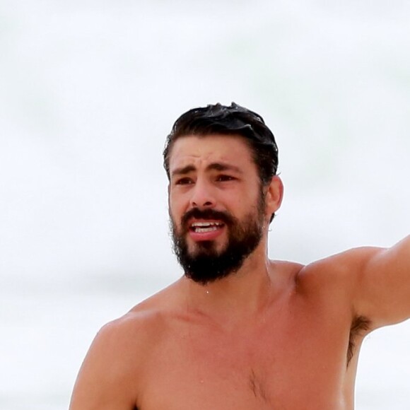 Cauã Reymond praticou exercícios na Praia da Barra da Tijuca, no Rio de Janeiro