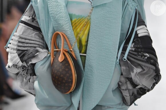As bolsas que vão estar em alta nas próximas temporadas: modelo fofo de minibag com alça de corrente da Louis Vuitton