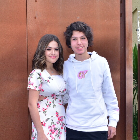 Maisa Silva e o namorado, Nicholas Arashiro, no chá de bebê em Sabrina Sato