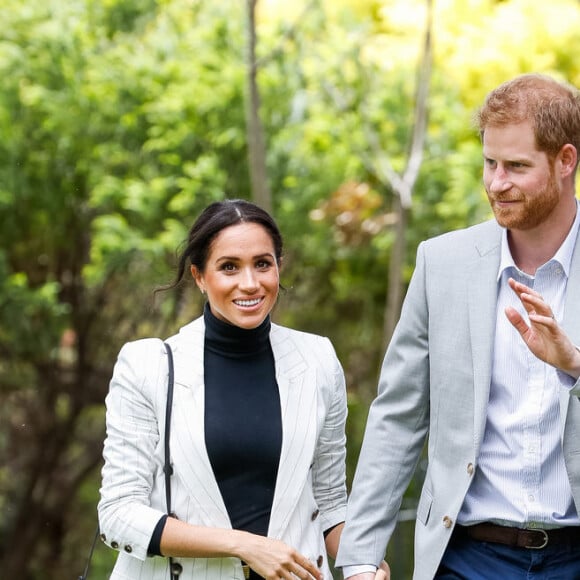 Meghan Markle combinou blazer branco L'Agence scarpin Aquazzura, clutch Oroton e brincos Natalie Marie em evento anterior