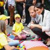 Meghan Markle conversou com criançsa em visita a escola australiana